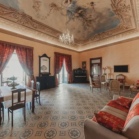 Amorini Baronial 招待所 4*
