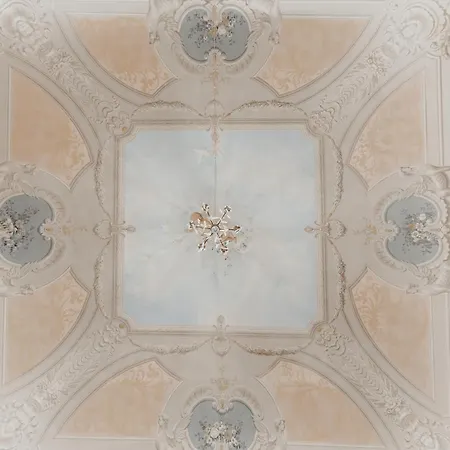 Amorini Baronial 招待所 4*